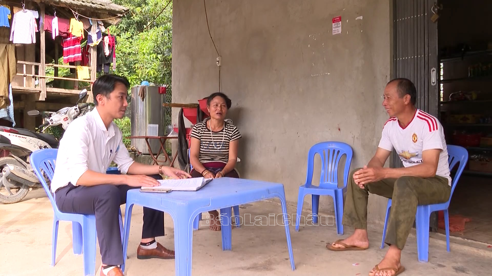 Cán bộ xã Nà Tăm (huyện Tam Đường) tuyên truyền Luật Hôn nhân và Gia đình cho bà con.